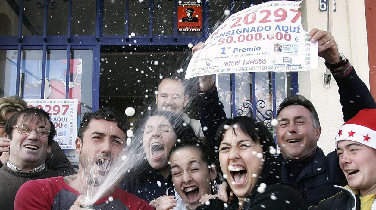 Varias personas celebran el Gordo en Santiponce, en 2006