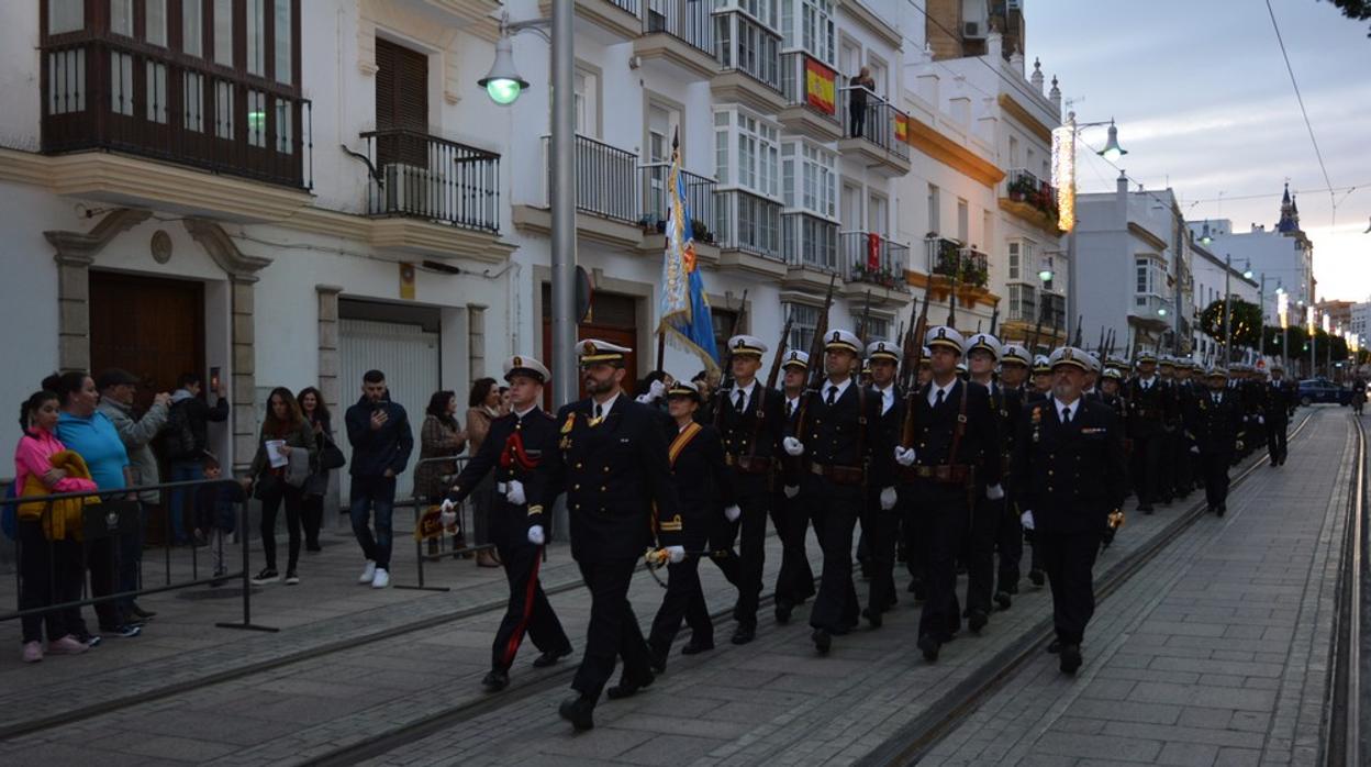 El desfile de los alumnos de la 3º Brigada del Curso de Acceso a la Escala de Suboficiales de la Armada.