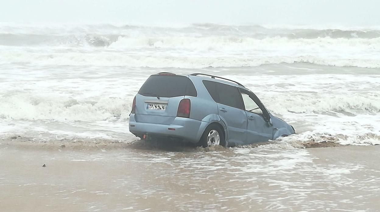 Un coche, que supuestamente iba a ser utilizado para la descarga de droga, quedó atrapado en la orilla en una playa de Rota.