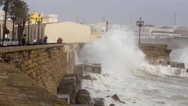 Casi una treintena de incidencias en Cádiz por el temportal de lluvia y viento