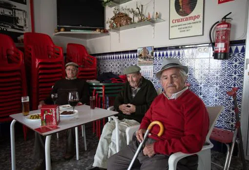 Un grupo de vecinos en el bar Marcelo