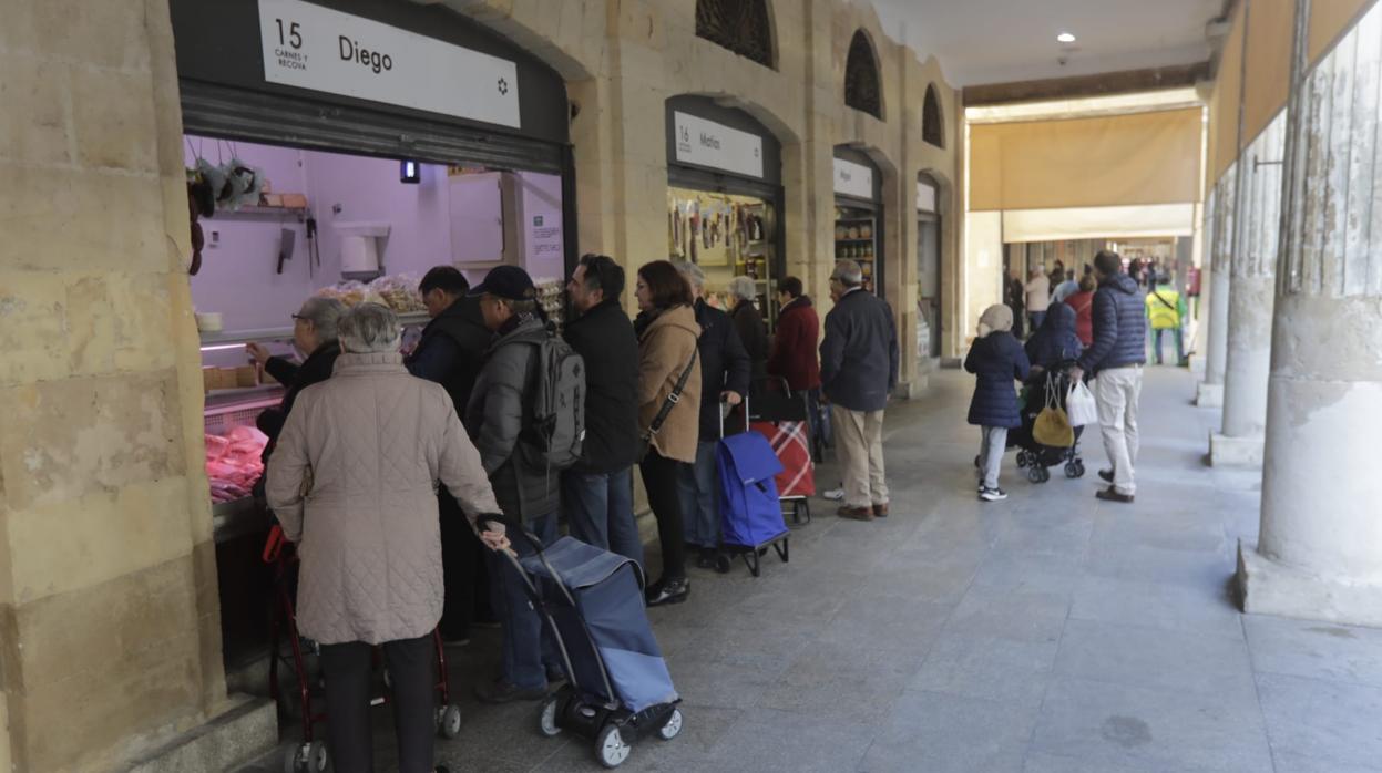 Las compras de última hora animan el Mercado de Cádiz en la víspera de Nochebuena tras el paso de &#039;Elsa&#039;