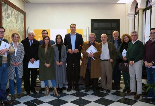 Los integrantes de la comisión local para el V centenario junto con autoridades municipales