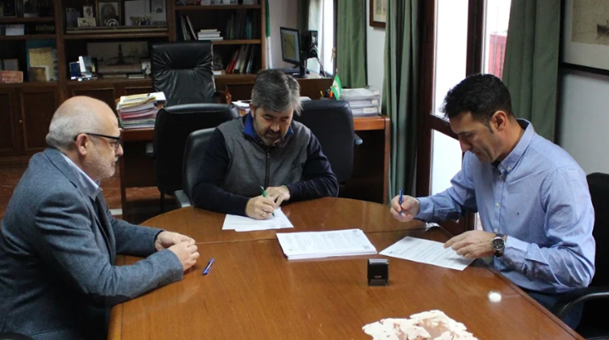 Momento de la firma del contrato entre el Ayuntamiento de Coria y Mondo Ibérica SAU