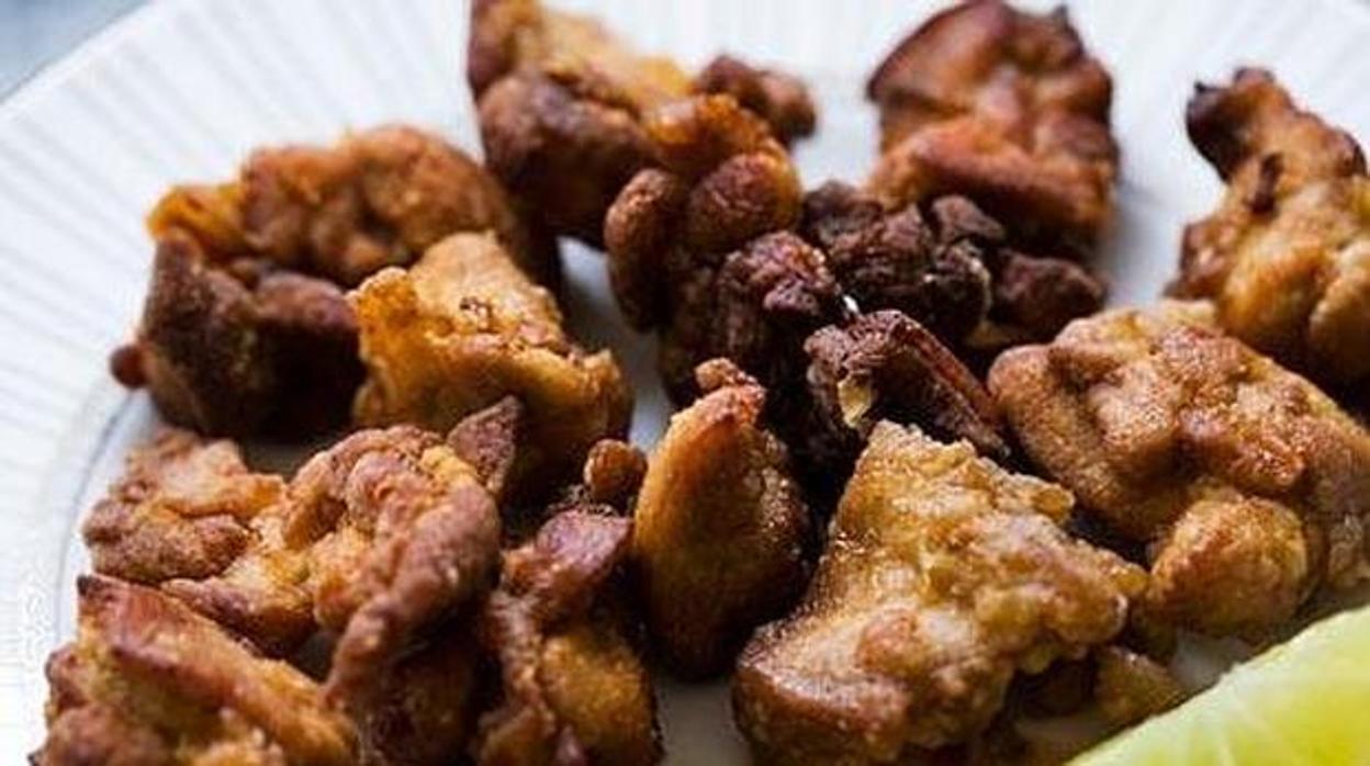 Un pueblo de Cádiz celebra las precampanadas de fin de año cambiando uvas por chicharrones