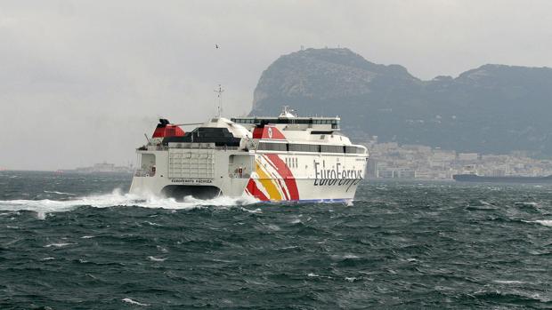 Cierra el puerto de Tarifa por el temporal en el Estrecho