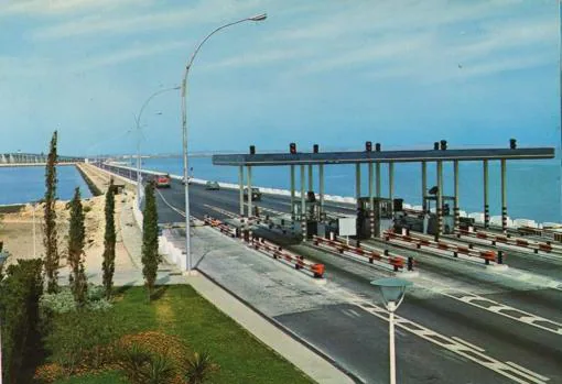 Aspecto del peaje del puente Carranza en los setenta