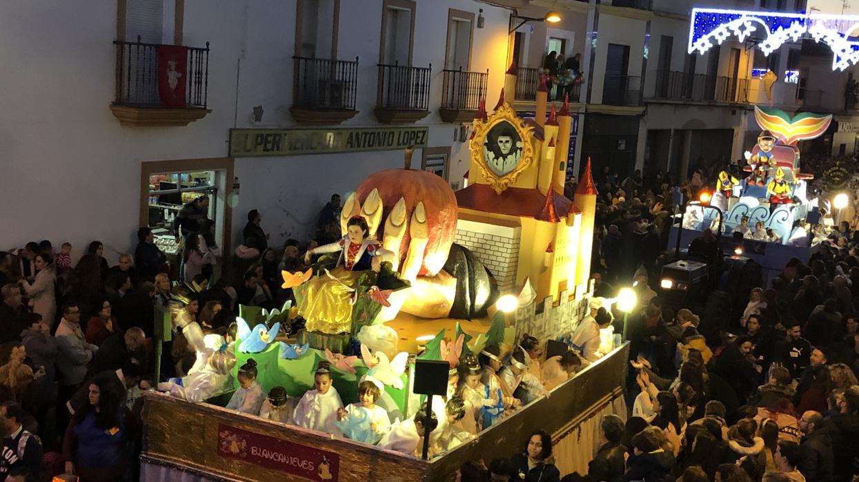 Cabalgata de Reyes Magos de Dos Hermanas a su paso por la calle Brasil