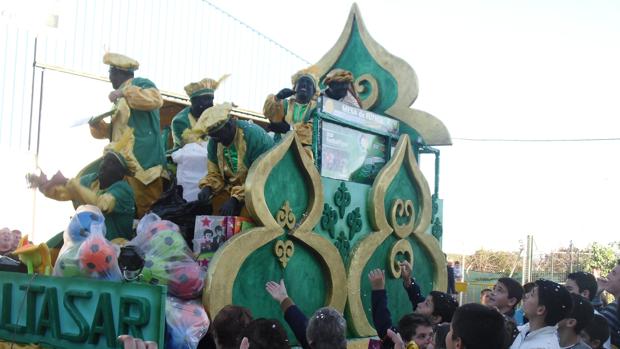 El Coronil celebra el día de Reyes con siete carrozas y más de 1800 kilos de caramelos