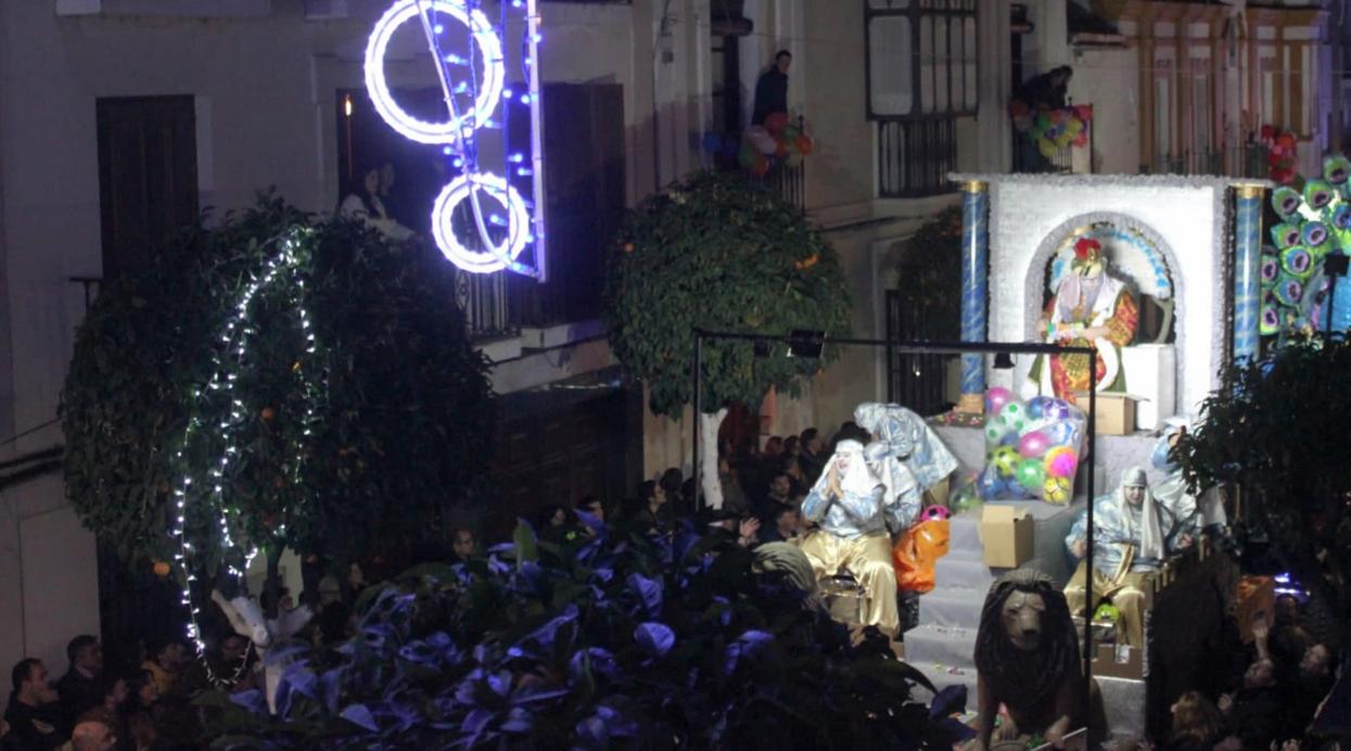 Miles de cigarreros salen a la calle para recibir a las diferentes carrozas que integran la cabalgata de Reyes