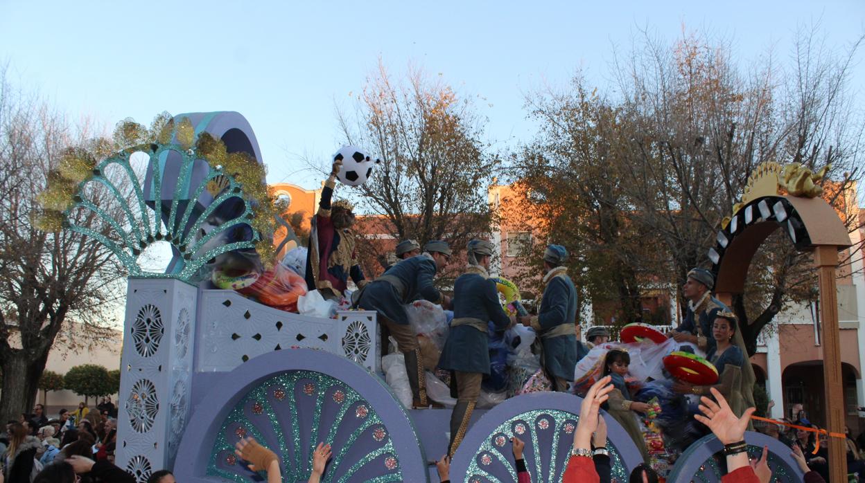 La cabalgata de los Reyes Magos de Utrera deja cada 5 de enero imágenes de alegría en la ciudad