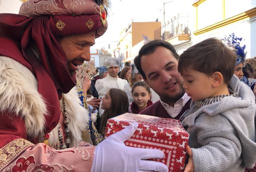 El Rey Melchor entregando un regalo a Jacob.