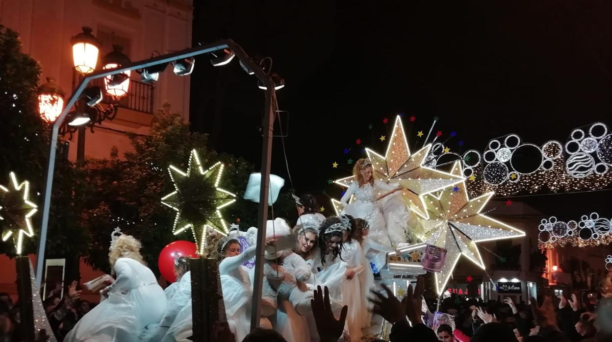 La Estrella de la Ilusión de la cabalgata de Utrera discurriendo por el corazón de la localidad