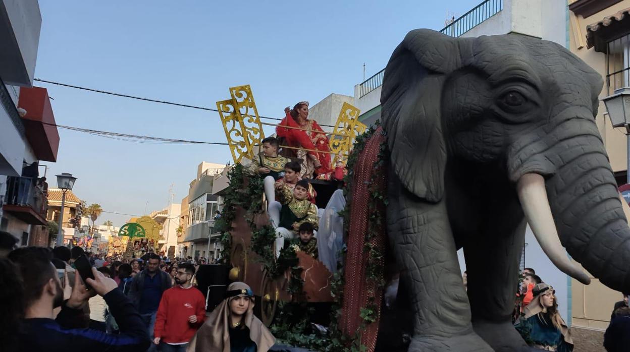 Una escenografia de animales decoró algunas carrozas de la cabalgata de El Puerto