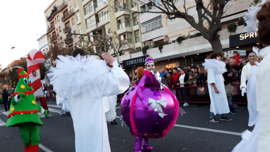 Encuentro entre Niña Pastori y sus padres en la cabalgata