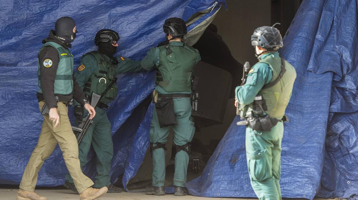 Agentes de la Guardia Civil durante la fase de explotación de la operación encontraron una lancha