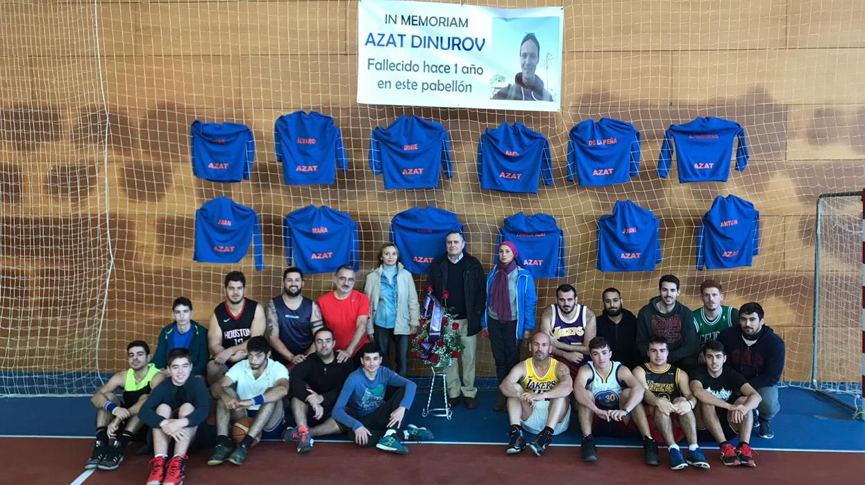 Los padres, amigos y compañeros del joven Azat en un homenaje