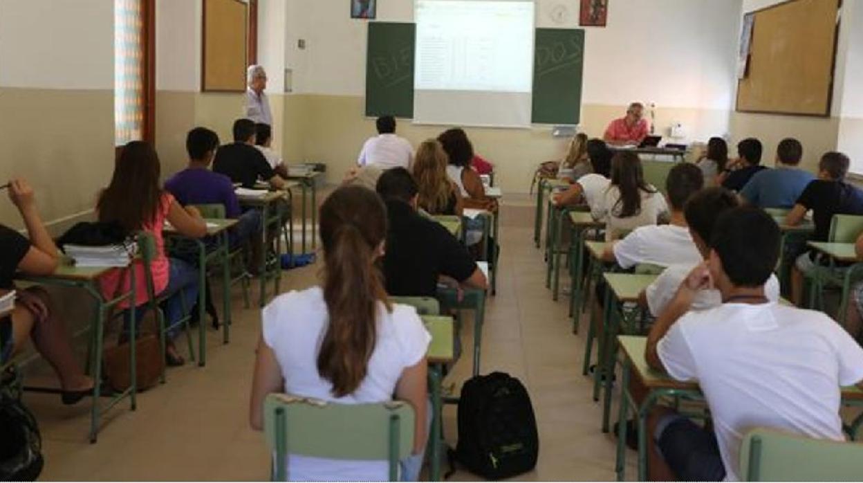 Una encuesta desvela que los docentes emplean hasta siete horas semanales en tareas burocráticas