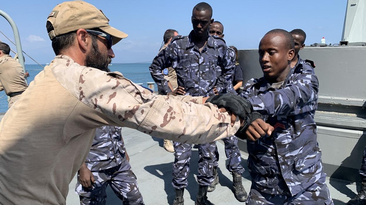 Personal de la fragata adiestra a miembros de la marina de Yibuti.