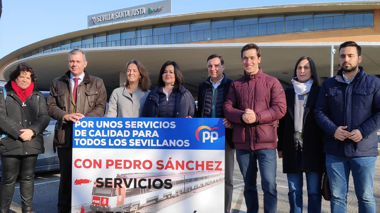 Dirigentes provinciales del Partido Popular de Sevilla ante la estación de Santa Justa