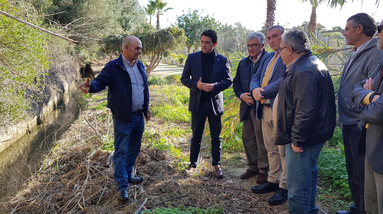 Los delegados territoriales de Agricultura y de Educación, en su visita al centro.