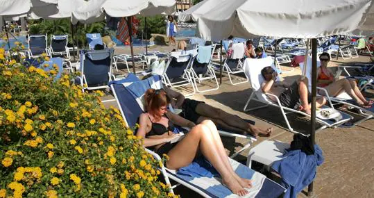 Varios turistas descansan en un hotel de la provincia de Cádiz