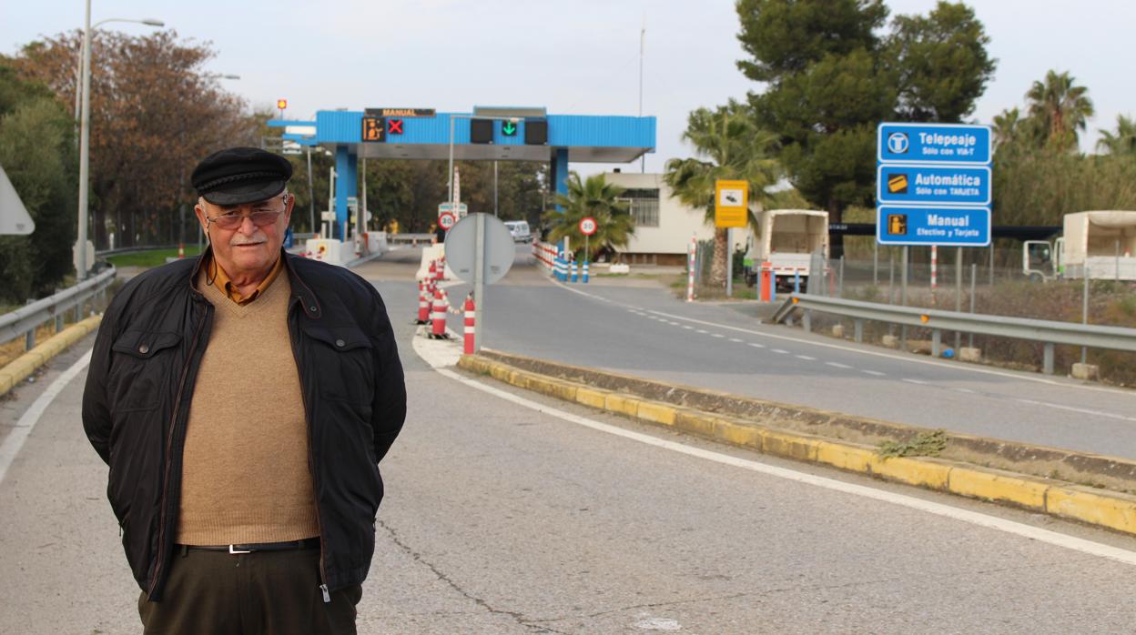 Juan García Bodi posa junto al recientemente clausurado peaje de Los Palacios y Villafranca