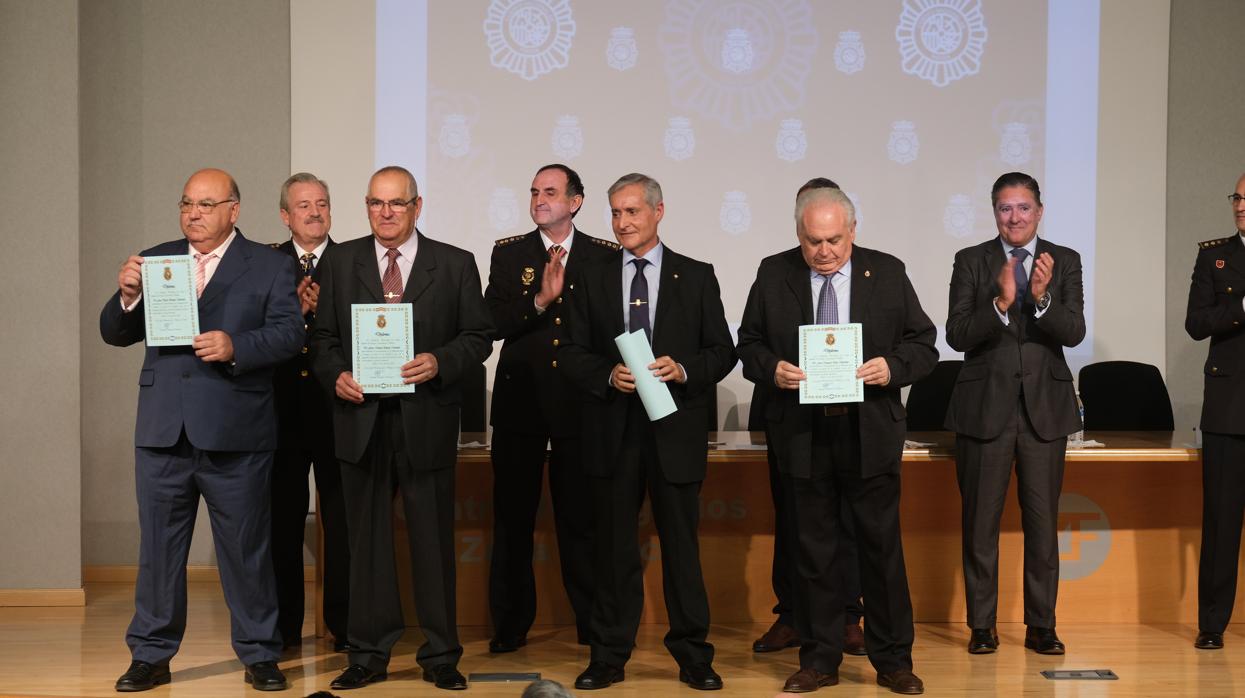 Entrega de diploma de reconocimiento a los agentes jubilados este año pasado.