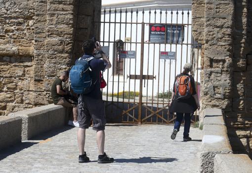 Un turista fotografía la entrada al castillo.