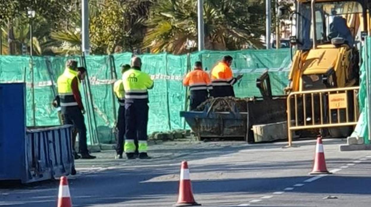 Operarios en el lugar desde donde se desprenden los olores tóxicos en la barriada Guadalquivir de Coria del Río