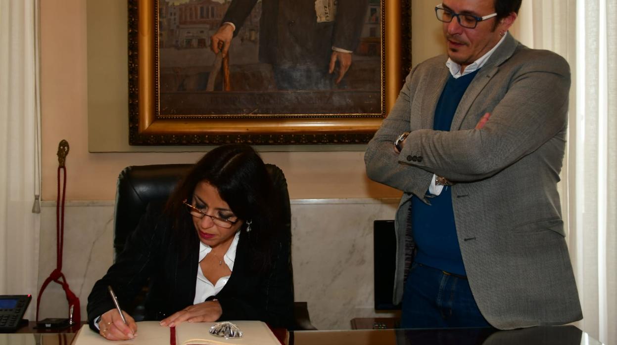 El alcalde, junto a la presidenta del Parlamento andaluz, Marta Bosquet.