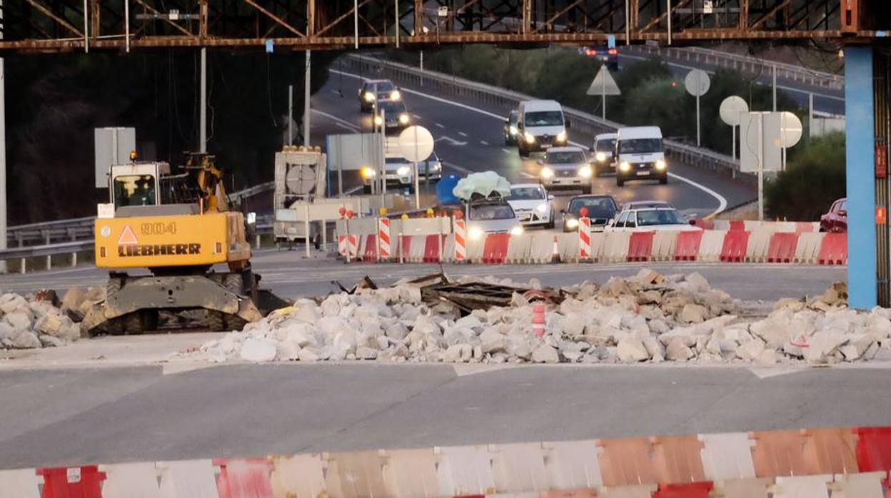 Arranca la demolición de las cabinas del peaje de la autopista Sevilla - Cádiz