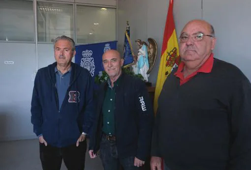 Juan, Paco y Juan Pedro (de izquierda a derecha) acaban de recibir la jubilación tras décadas de servicio en la Policía Nacional.