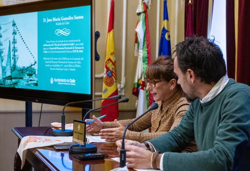 La concejala de Turismo, Monte Mures, y el concejal de Deportes, José Ramón Páez, presentaron la semana pasada la turística que llevará el Ayuntamiento de Cádiz a la Feria Internacional de Turismo (Fitur).