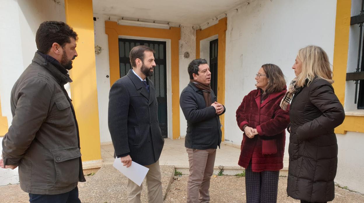 Miembros de la delegación Territorial de Sanidad con el alcalde, Raigada, en el Centro Médico