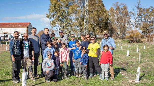 El Club Camper Entreveraos de Lebrija siembra 170 árboles en La Señuela