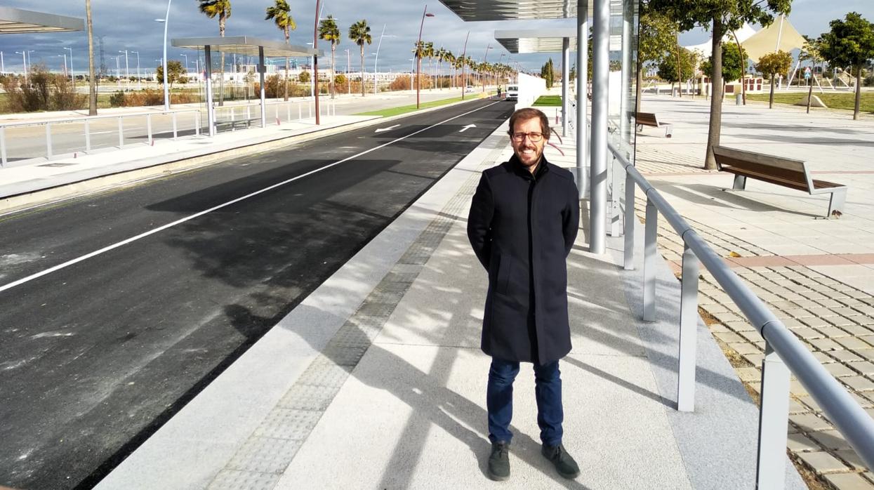 Francisco Toscano, delegado de proyectos y obras, en la parada de Entrenúcleos