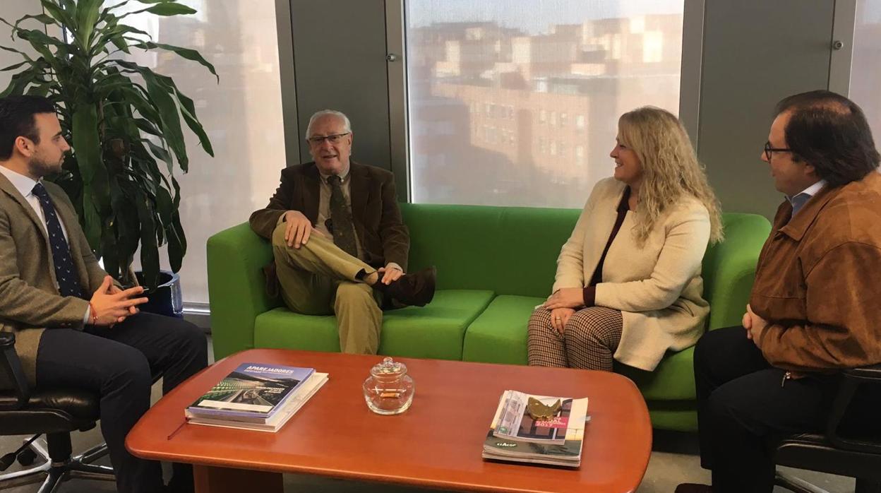 Sandra González, con el Viceconsejero de Fomento de la Junta de Andalucía, Jaime Raynaud