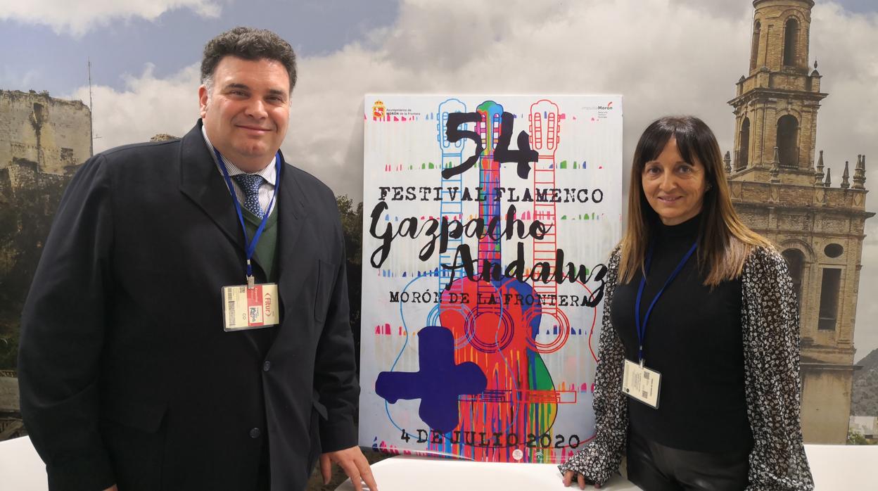 El alcalde y la delegada de Cultura de Morón durante la presentación del cartel del Gazpacho Andaluz en Fitur