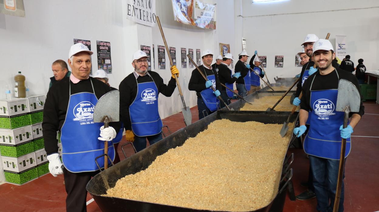 Voluntarios cocinando migas en la pasada edición