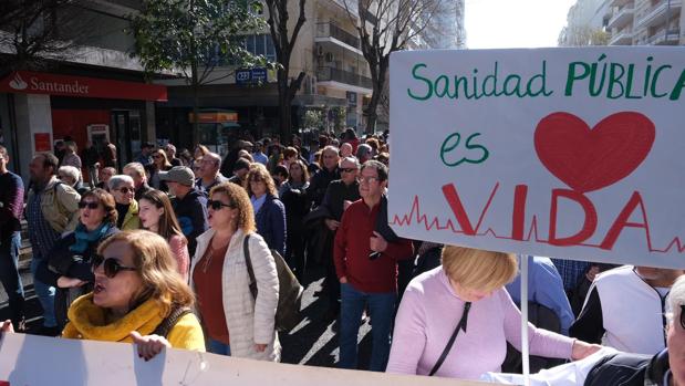 Más de 5.000 personas salen a la calle en defensa de la sanidad pública en Cádiz