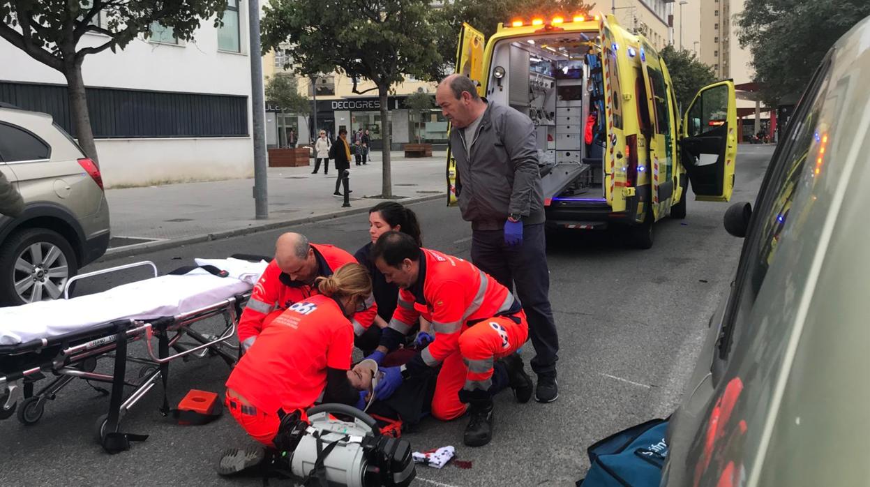 El peatón, atendido tas el accidente.