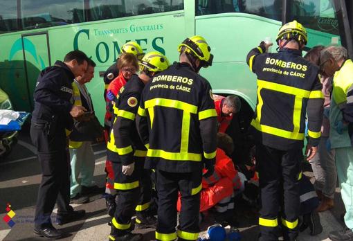 Herida en Cádiz una mujer en un patinete eléctrico al ser golpeada por un autobús