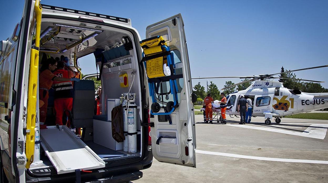 Helicóptero de la Empresa Pública de Emergencias y ambulancia preparadas para una evacuación