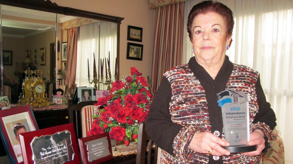 Ana Criado, en el salón de su casa, muestra orgullosa la distinción otorgada por el Ayuntamiento de El Cuervo