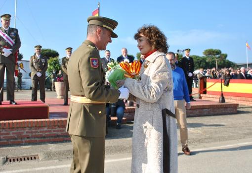 Entrega de un ramo de flores a la madre de un alumno.