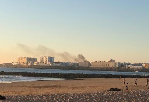 El incendio visto desde la playa de Santa María en Cádiz