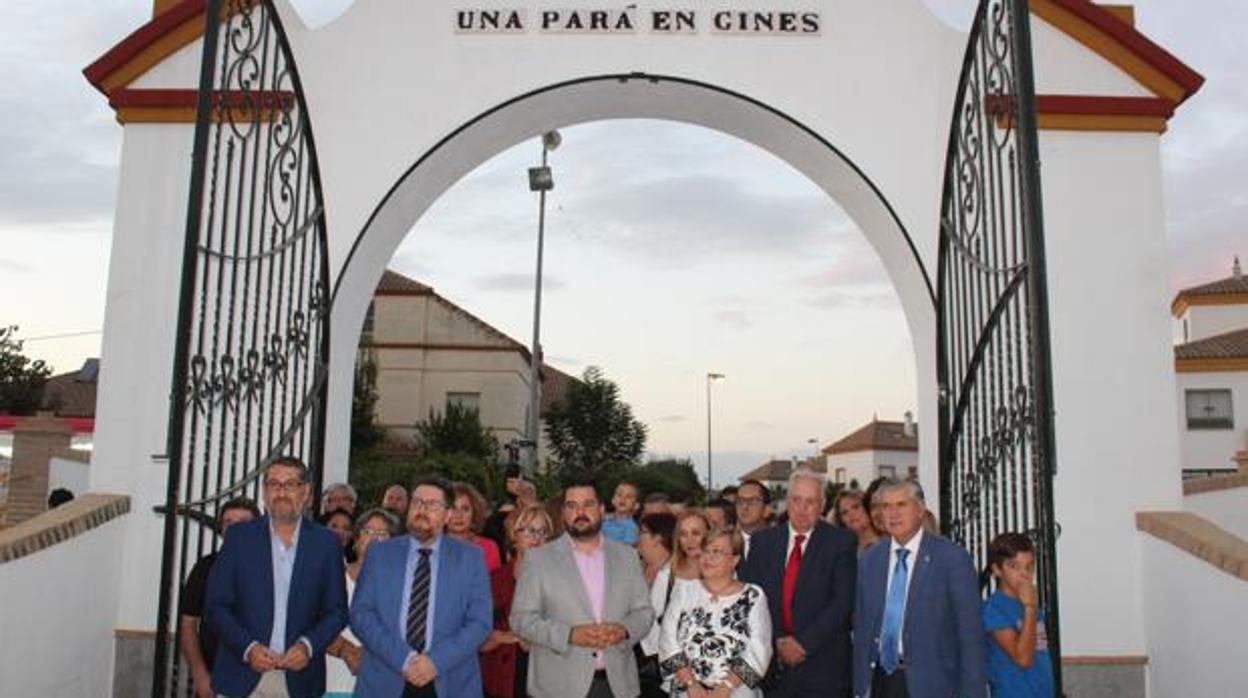 El alcalde de Gines, Romualdo Garrido (con chaqueta gris) en la apertura de «La Pará» en 2017