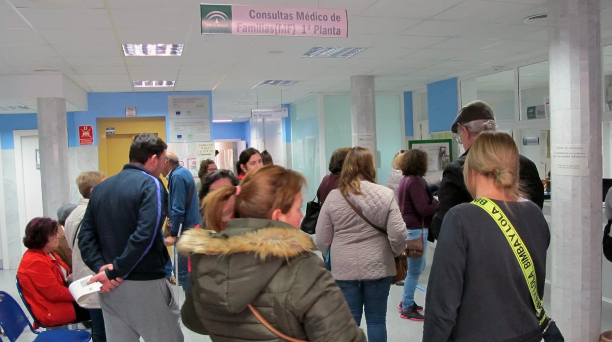 Lo habitual desde hace unos meses en el Centro de Salud Virgen del Castillo son largas colas para pedir una cita con el médico