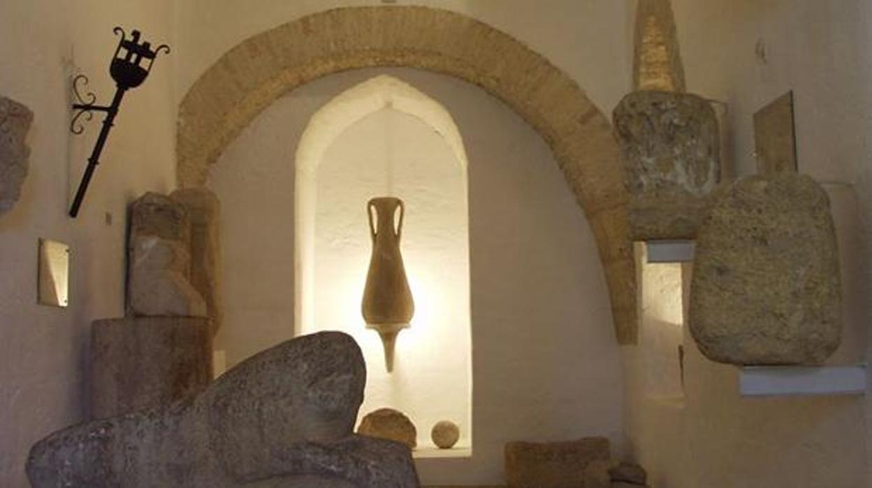 Una de las salas expositivas del Museo Arqueológico de Osuna en la que se aprecian diversas piezas de piedra